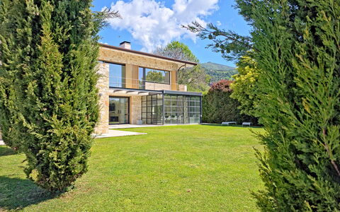Villa Elena: Struik, Huis, Tuin, Gazon, Landgoed, Landscaping, Schaduw, Werf, Villa