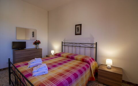 Gli Ulivi: Bed, Interieur Ontwerp, Slaapkamer, Verdieping, Meubilair, Flooring, Hout, Laken, Bedding, Kamer