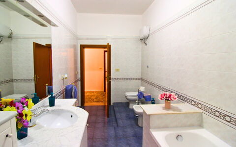 Gli Ulivi: Flooring, Interieur Ontwerp, Muur, Verdieping, Loodgieterswerkinrichting, Wastafel In De Badkamer, Wastafel, Kraan, Badkamer, Loodgieter