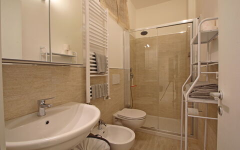 Il Centro: Interieur Ontwerp, Flooring, Verdieping, Kamer, Plafond, Appartement, Stoel, Toilet, Wastafel, Loodgieterswerkinrichting