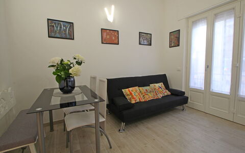 Il Centro: Meubilair, Flooring, Verdieping, Interieur Ontwerp, Muur, Hout, Kamer, Houten Vloer, Bankstel, Woonkamer