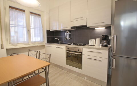 Il Centro: Toestel Van De Keuken, Keuken, Major Appliance, Countertop, Cabinetry, Flooring, Hout, Meubilair, Interieur Ontwerp, Verdieping