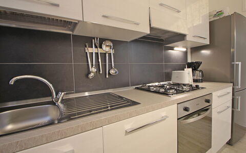 Il Centro: Keuken, Toestel Van De Keuken, Countertop, Major Appliance, Fornuis, Cabinetry, Gootsteen, Fornuis, Gasfornuis, Huishoudapparatuur