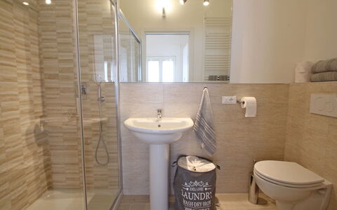 Il Centro: Badkamer, Flooring, Verdieping, Loodgieterswerkinrichting, Wastafel In De Badkamer, Interieur Ontwerp, Wastafel, Toilet, Kraan, Loodgieter