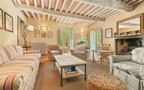 La Sorgente: Meubilair, Muur, Hout, Bankstel, Interieur Ontwerp, Woonkamer, Huis, Stoel, Tafel