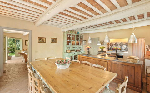 La Sorgente: Meubilair, Interieur Ontwerp, Muur, Flooring, Hout, Stoel, Tafel, Plafond, Eetkamer, Keuken En Eettafel