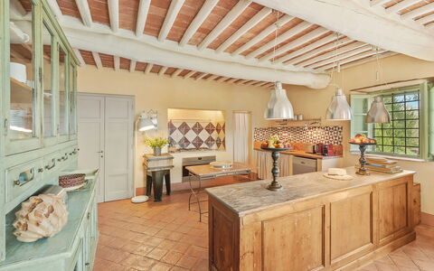 La Sorgente: Meubilair, Keuken, Interieur Ontwerp, Cabinetry, Flooring, Countertop, Hout, Verdieping, Plafond, Huis