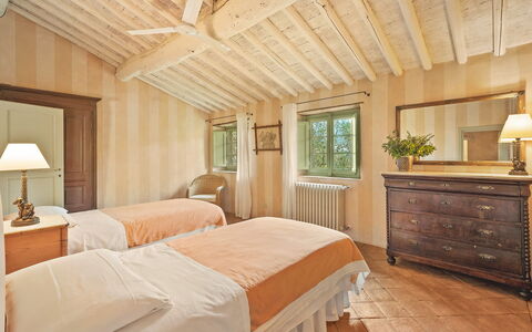 La Sorgente: Bed, Meubilair, Bedding, Slaapkamer, Interieur Ontwerp, Laken, Hout, Verdieping, Plafond, Linens