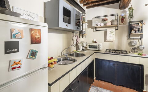 La Casa del Grillo Parlante: Keuken, Toestel Van De Keuken, Countertop, Major Appliance, Interieur Ontwerp, Meubilair, Fornuis, Cabinetry, Huishoudapparatuur, Flooring