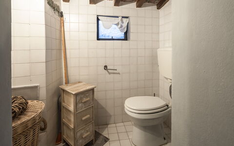 La Casa del Grillo Parlante: Wc Bril, Muur, Loodgieterswerkinrichting, Toilet, Badkamer, Flooring, Verdieping, Interieur Ontwerp, Loodgieter, Tegel