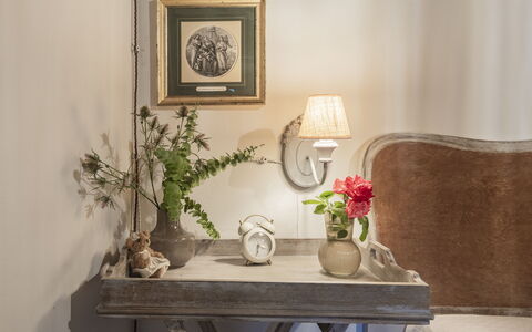 La Casa del Grillo Parlante: Meubilair, Interieur Ontwerp, Verlichting, Fotolijst, Bloempot, Kamer, Natuurlijk Materiaal, Kamerplant, Lamp, Woonkamer