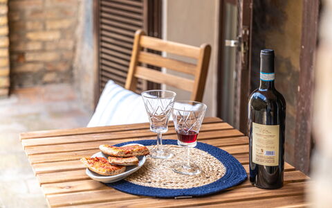 La Terrazza nel Borgo: Meubilair, Tableware, Tafel, Drinkware, Serveware, Voedsel, Dishware, Bord, Stoel, Tafelkleed