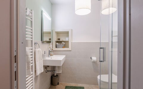 La Terrazza nel Borgo: Interieur Ontwerp, Flooring, Verdieping, Badkamer, Muur, Loodgieterswerkinrichting, Hout, Plafond, Meubilair, Toilet