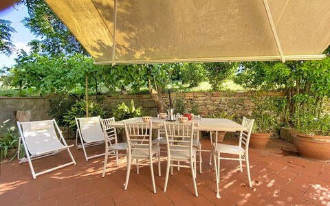 Lucia e Francesco: Meubilair, Tafel, Stoel, Buitenmeubels, Keuken En Eettafel, Buitentafel, Schaduw, Bloempot, Tuin, Outdoor Structuur