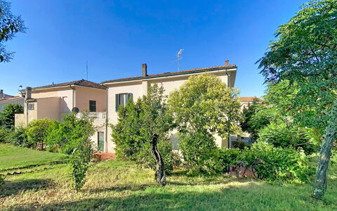 Lucia e Francesco: Struik, Woongebied, Huis, Tuin, Gazon, Landgoed, Voorstad, Werf, Landscaping, Backyard