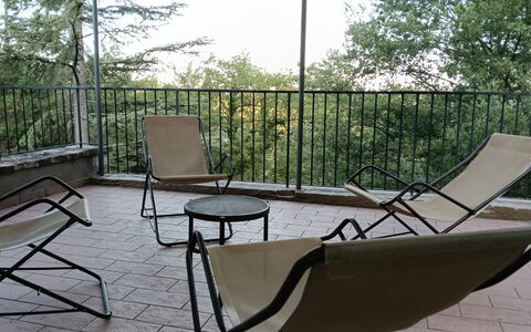 House in the Woods, Pool and Relax in Umbria: Meubilair, Stoel, Buitenmeubels, Buitentafel, Ijzer, Schaduw, Metaal, Klapstoel, Dek, Balkon