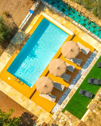 Villa la Guardiola: Zwembad, Toevlucht, Buitenmeubels, Ligstoel, Eco Hotel, Tuin, Paraplu, Schaduw, Thermae, Landscaping
