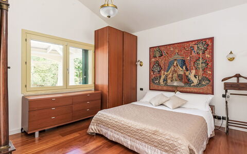La Sorgente: Meubilair, Interieur Ontwerp, Bed, Slaapkamer, Flooring, Verdieping, Muur, Hout, Plafond, Laken