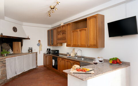 Villa i Fiori: Cabinetry, Keuken, Meubilair, Interieur Ontwerp, Countertop, Flooring, Hout, Plafond, Toestel Van De Keuken, Kamer