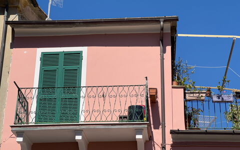 Casa Nanai - Levanto: Muur, Facade, Roze, Balkon, Ijzer, Samengesteld Materiaal, Metaal, Verf, Leuning