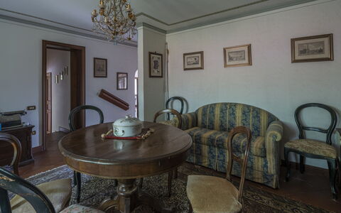 Villa Golly: Meubilair, Interieur Ontwerp, Flooring, Kamer, Fotolijst, Verdieping, Verlichting, Plafond, Tafel, Stoel