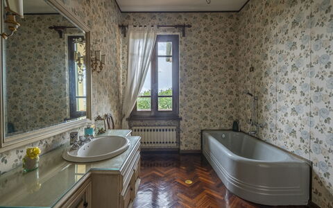 Villa Golly: Flooring, Interieur Ontwerp, Loodgieterswerkinrichting, Verdieping, Badkamer, Kraan, Loodgieter, Tegel, Bad, Plafond