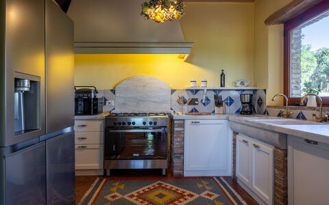 Villa Santa Barbara: Interieur Ontwerp, Keuken, Flooring, Muur, Meubilair, Countertop, Hout, Plafond, Toestel Van De Keuken, Verdieping