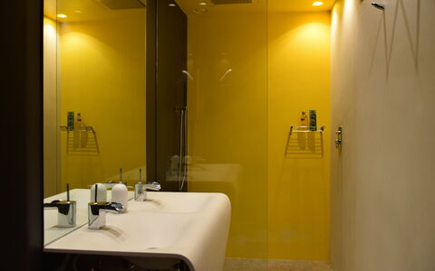 Villetta Farfallina: Kamer, Badkamer, Geel, Eigendom, Interieur Ontwerp, Gebouw, Architectuur, Loodgieterswerkinrichting, Huis, Toilet