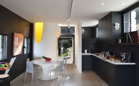 Villetta Farfallina: Meubilair, Interieur Ontwerp, Flooring, Lichte Inrichting, Plafond, Verlichting, Stoel, Tafel, Keuken, Keuken En Eettafel