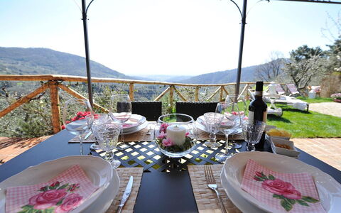 Oliveta: Meubilair, Tafel, Tableware, Stoel, Tafelkleed, Heuvel, Buitenmeubels, Drinkware, Serveware, Bergketen