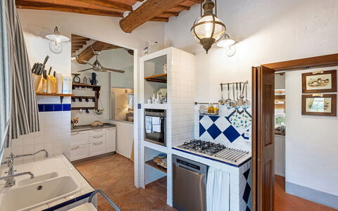 San Sano Retreat, Chianti Vineyard Views & Diving: Flooring, Interieur Ontwerp, Meubilair, Keuken, Plafond, Verdieping, Huis, Verlichting, Countertop, Kamer