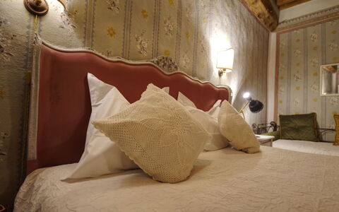 I Tre Camini: Interieur Ontwerp, Slaapkamer, Laken, Linens, Verlichting, Bedding, Meubilair, Bed, Kamer, Lichte Inrichting