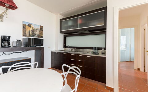 Al Porto: Interieur Ontwerp, Keuken, Flooring, Countertop, Hout, Meubilair, Plafond, Verdieping, Toestel Van De Keuken, Kamer