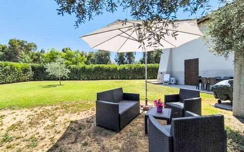 Scarlino 35: Meubilair, Buitenmeubels, Tuin, Stoel, Schaduw, Gazon, Backyard, Landscaping, Paraplu, Werf