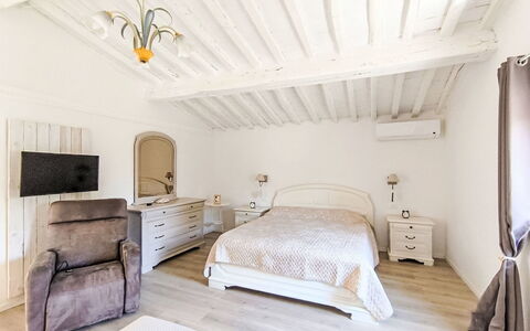 Scarlino 35: Meubilair, Bed, Slaapkamer, Interieur Ontwerp, Muur, Bedding, Laken, Flooring, Verdieping, Plafond