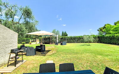 Scarlino 35: Blauw, Gras, Land Lot, Tuin, Gazon, Schaduw, Landscaping, Werf, Park, Kunstgras