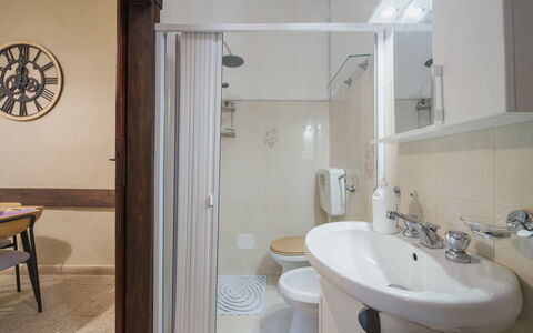 Nido nel Centro: Wastafel In De Badkamer, Loodgieterswerkinrichting, Muur, Badkamer, Interieur Ontwerp, Toilet, Wastafel, Flooring, Verdieping, Wc Bril