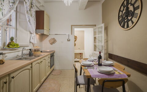 Nido nel Centro: Meubilair, Interieur Ontwerp, Flooring, Hout, Plafond, Verdieping, Keuken, Cabinetry, Kamer, Countertop