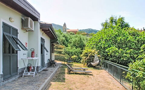 La Casa di Menny: Meubilair, Buitenmeubels, Stoel, Tuin, Beits, Gazon, Hardwood, Schaduw, Backyard