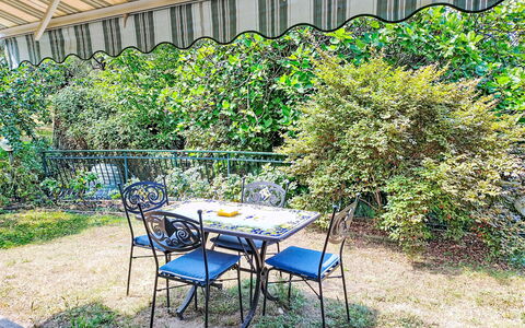 La Casa di Menny: Meubilair, Buitenmeubels, Stoel, Tuin, Beits, Gazon, Hardwood, Schaduw, Backyard