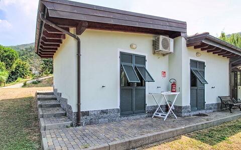 La Casa di Menny: Meubilair, Buitenmeubels, Stoel, Tuin, Beits, Gazon, Hardwood, Schaduw, Backyard