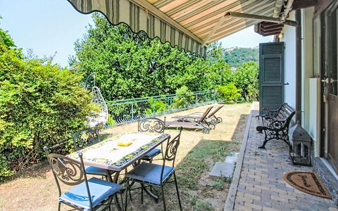 La Casa di Menny: Meubilair, Buitenmeubels, Stoel, Tuin, Beits, Gazon, Hardwood, Schaduw, Backyard
