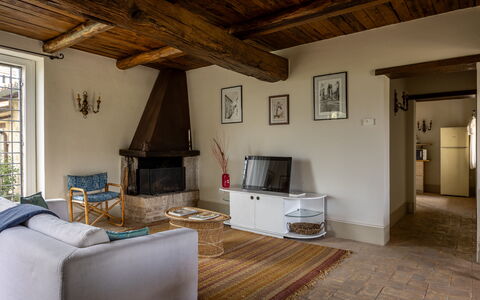 Il Casale al Colle, Private Garden, Hills View: Meubilair, Flooring, Interieur Ontwerp, Muur, Verdieping, Hout, Plafond, Kamer, Woonkamer, Houten Vloer
