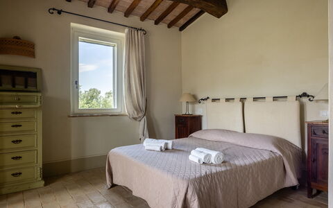 Il Casale al Colle, Private Garden, Hills View: Meubilair, Huis, Bed, Slaapkamer, Hardwood, Linens, Bed Frame, Bedding, Beits, Laken