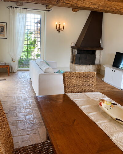 Il Casale al Colle: Meubilair, Flooring, Hout, Interieur Ontwerp, Verdieping, Stoel, Tafel, Kamer, Bankstel, Woonkamer