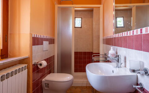 Il Cipresso, Casa dei Nonni, Cortona: Badkamer, Loodgieterswerkinrichting, Wastafel In De Badkamer, Muur, Flooring, Wastafel, Verdieping, Interieur Ontwerp, Kraan, Toilet
