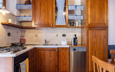 Il Cipresso, Casa Lucia, Cortona: Major Appliance, Hout, Keuken, Cabinetry, Toestel Van De Keuken, Meubilair, Countertop, Interieur Ontwerp, Flooring, Kast