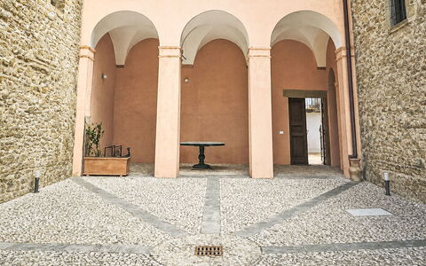 Rocca Loft: Gebouw, Muur, Venster, Woongebied, Buurt, Facade, Huis,  Dorf\, Huis, Balkon