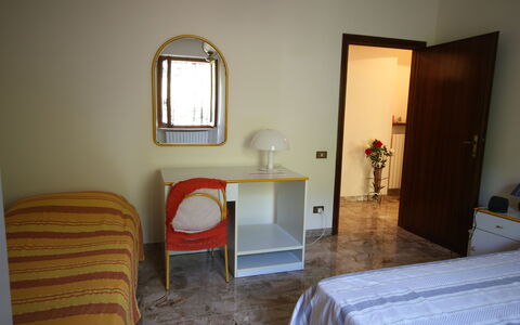 Il Paradiso tra Gli Ulivi: Meubilair, Flooring, Slaapkamer, Verdieping, Hout, Bed, Interieur Ontwerp, Laken, Kamer, Bedding