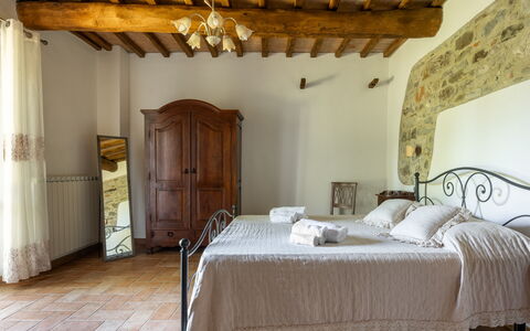 Villa Daluma, Private Pool in Todi: Meubilair, Muur, Flooring, Interieur Ontwerp, Slaapkamer, Verdieping, Bed, Plafond, Kamer, Tafel